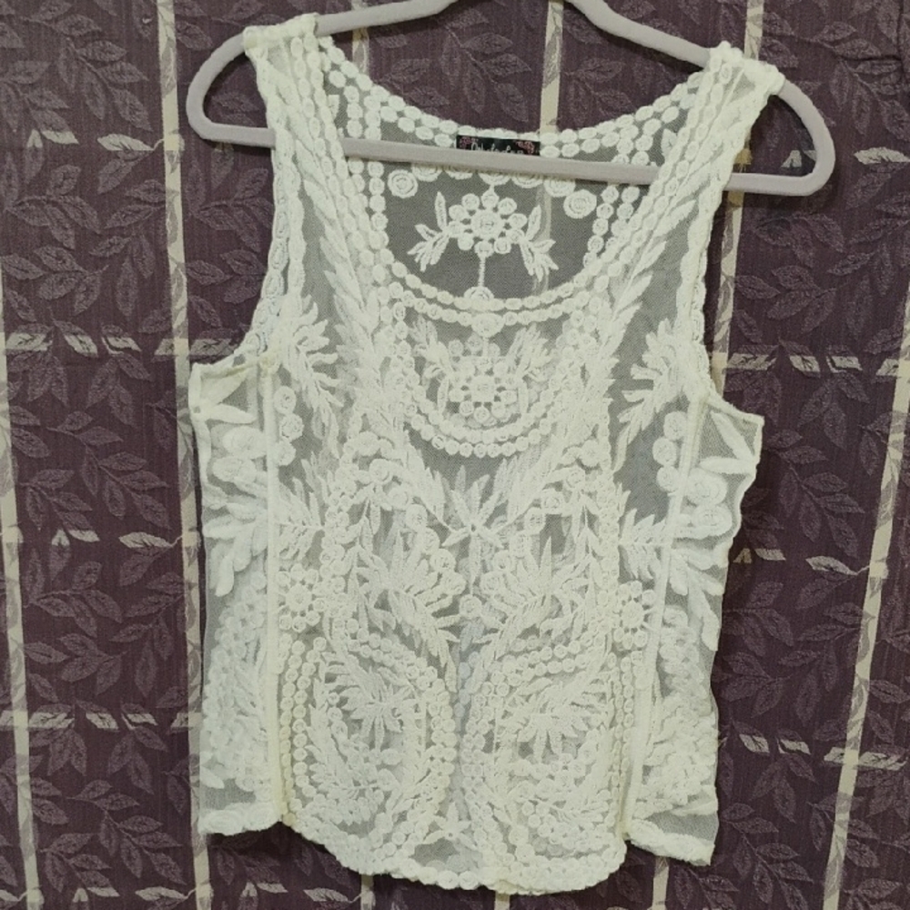 Ooh! La la! Elegant White Lace Sleeveless Top  M